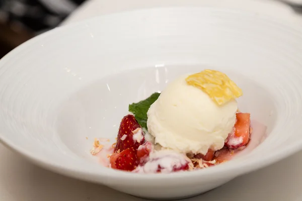 Dessert of Fresh Strawberries and Vanilla Ice Cream — Stock Photo, Image