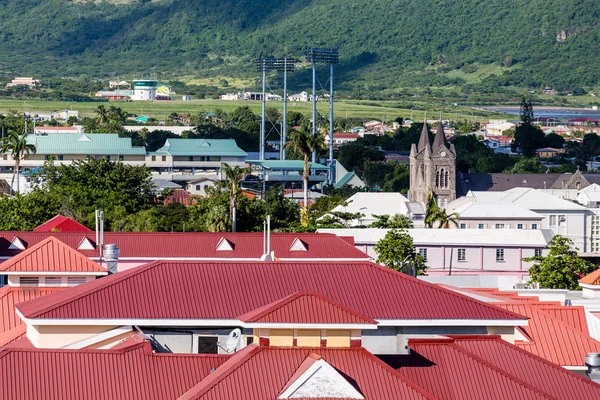 Tetti rossi e chiesa di pietra a Basseterre — Foto Stock