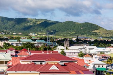 St Kitts yeşil tepelerde altında kırmızı çatılar