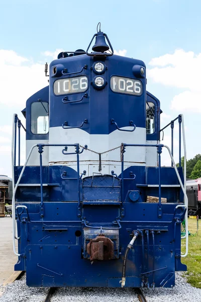 Locomotora azul y blanca —  Fotos de Stock