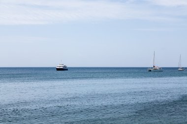 Yelkenli ile mavi feribot