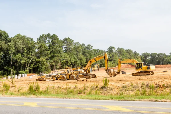 Equipamento pesado no novo canteiro de obras residenciais — Fotografia de Stock