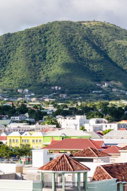 St Kitts yeşil tepelerde altında renkli mağazaları