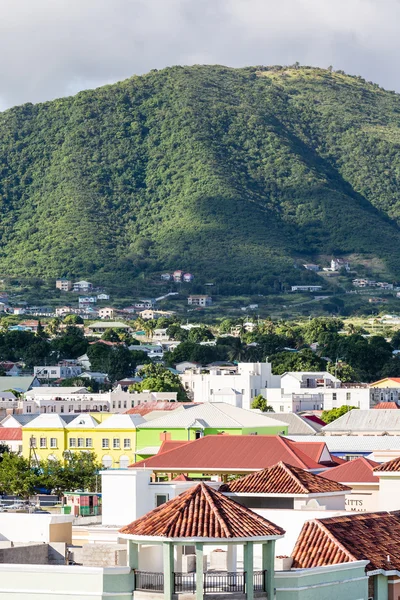 Boutiques colorées sous les collines vertes sur St Kitts — Photo