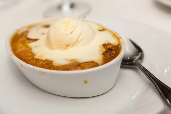 Cobbler de pêssego quente com sorvete de baunilha — Fotografia de Stock