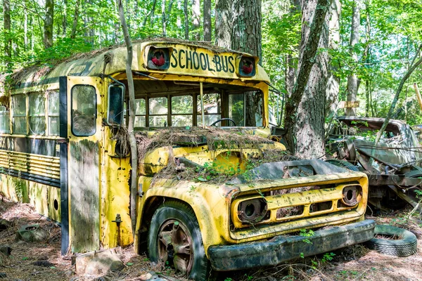 Žlutý Chevrolet školní autobus — Stock fotografie