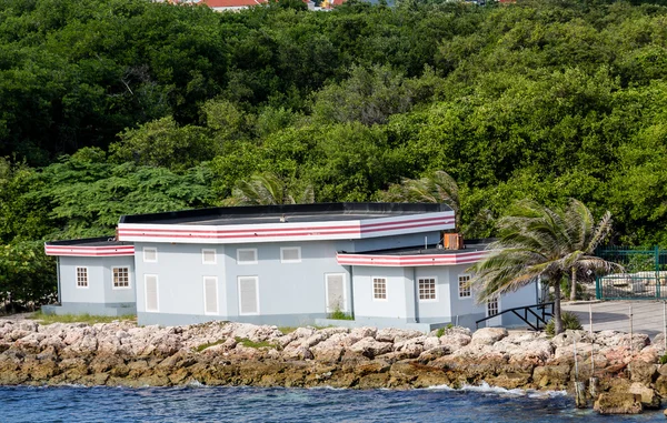 Edificio de yeso azul en la costa tropical — Foto de Stock