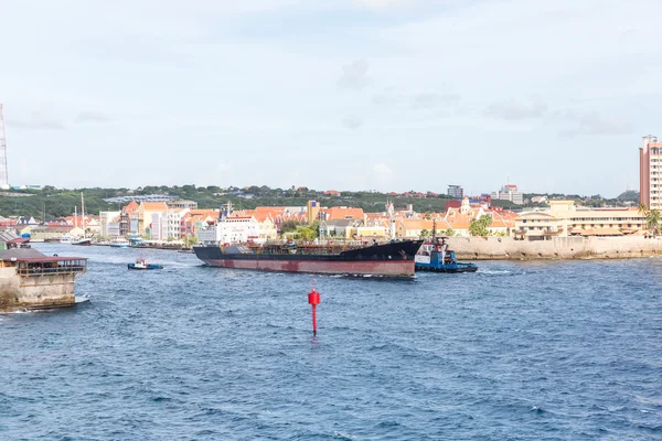 Vrachtschip gesleept verleden rood kanaal Marker — Stockfoto