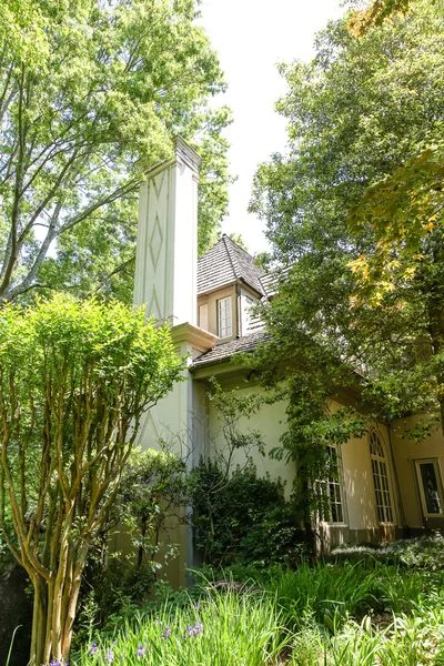 Classic Home na zalesionym wzgórzu — Zdjęcie stockowe