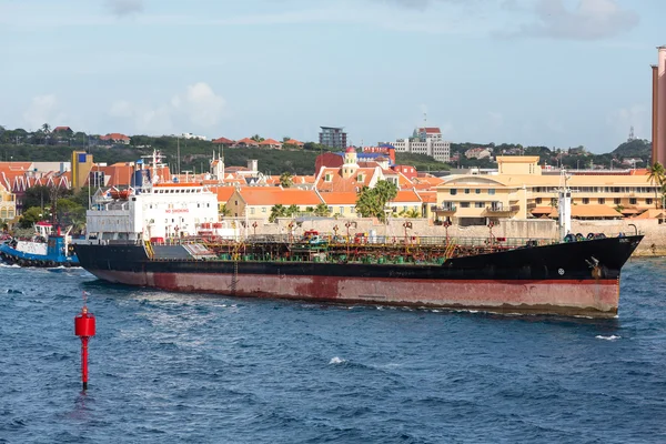 Tug Pushing Tanker in Curacao — Stockfoto
