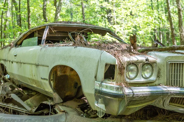 Stary zniszczony Pontiac Bonneville — Zdjęcie stockowe