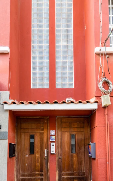 Porte in legno su costruzione in gesso rosso — Foto Stock