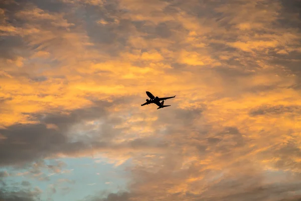 Літак сходження на світанку — стокове фото