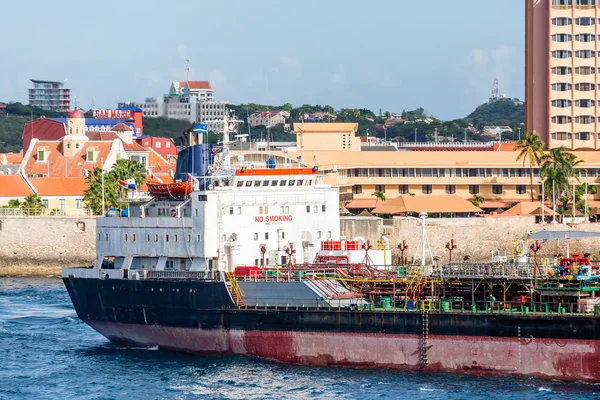 Fartyget lämnar Curacao — Stockfoto