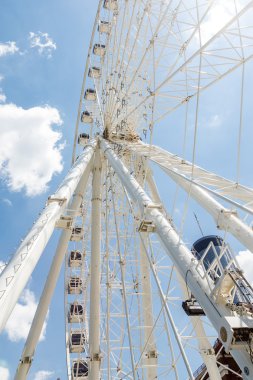 Güneşli gökyüzü altında beyaz dönme dolap