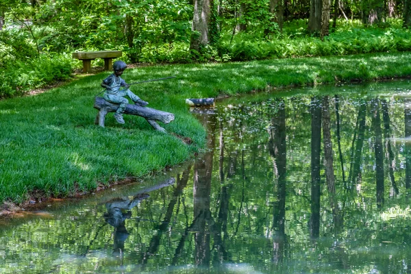 호수에서 보 낚시의 동상 — 스톡 사진