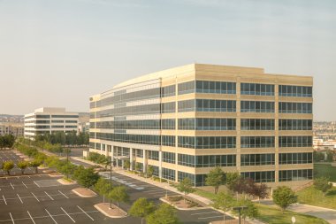 Beyaz beton ofis binası ile siyah pencere eşiği