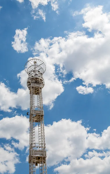 Modern Light Tower Under Nice Skies — Stock Photo, Image