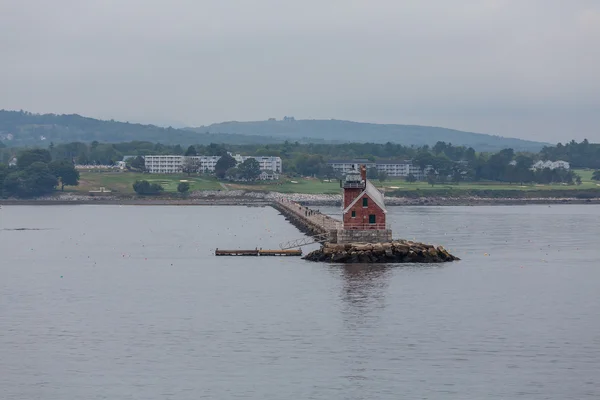 Petit phare rouge sur la côte du Maine — Photo