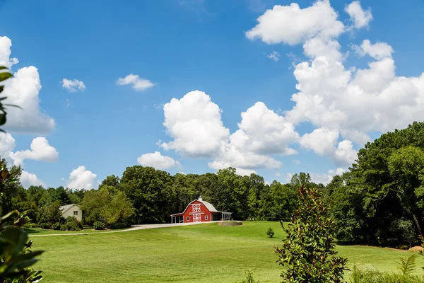 Fienile rosso su Grassy Hill — Foto Stock