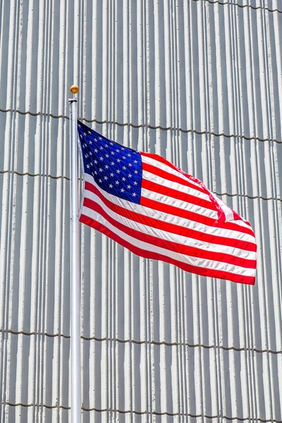 Американский флаг на серебряной стене — стоковое фото