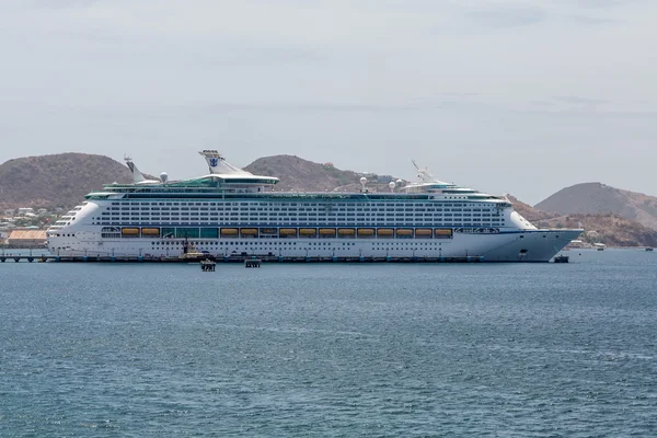 Rebocador por navio de cruzeiro em toda a baía — Fotografia de Stock