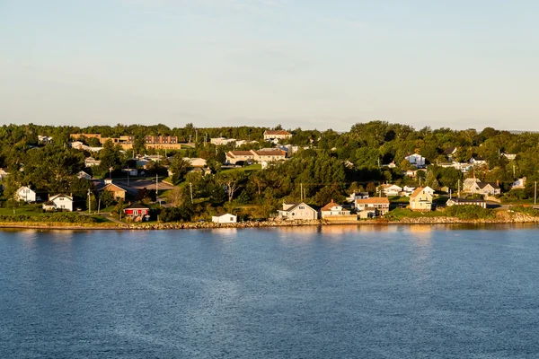 Czerwony dom na wybrzeżu Nova Scotia — Zdjęcie stockowe