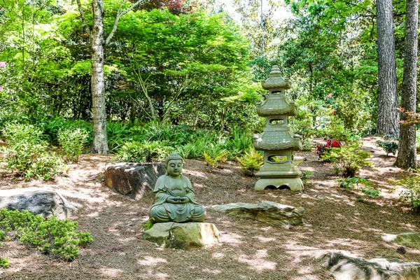 Japon bahçe içinde tapınak heykeller — Stok fotoğraf