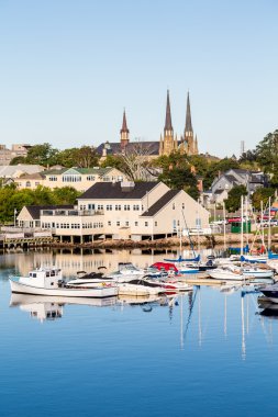 Balıkçı tekneleri ve Charlottetown kilisede