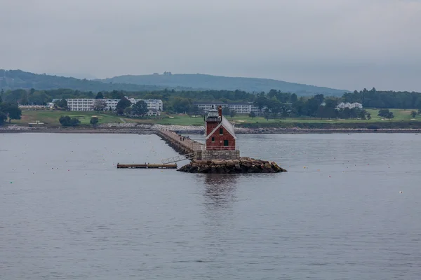 Rode vuurtoren in de vroege ochtend mist — Stockfoto