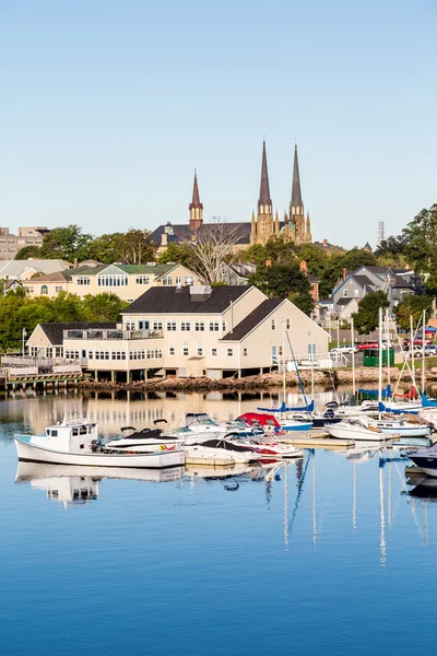 Vissersboten en kerk in Charlottetown — Stockfoto