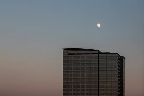 Full Moon Over byggnad i skymningen — Stockfoto