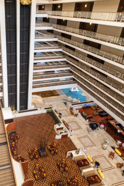 Atrium otel lobisinde asansörlü