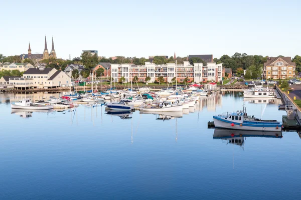 Marina i kościół w Charlottetown — Zdjęcie stockowe