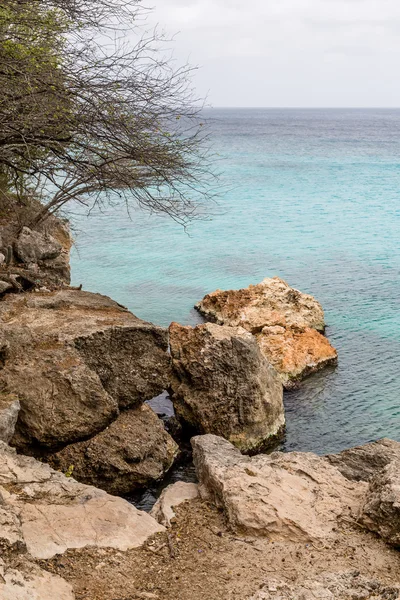Felsbrocken am Ufer von Curaçao — Stockfoto
