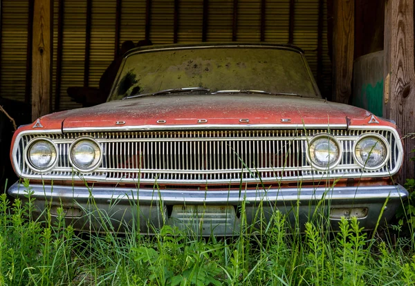 Vieille Dodge dans le hangar — Photo