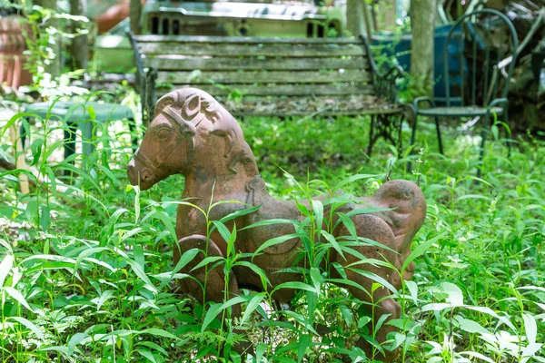 Altes Spielzeugpferd im Wald — Stockfoto