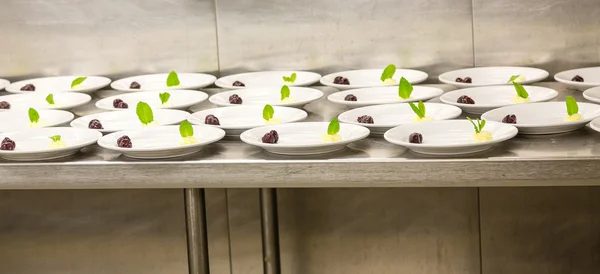 Dessert Prep in keuken — Stockfoto