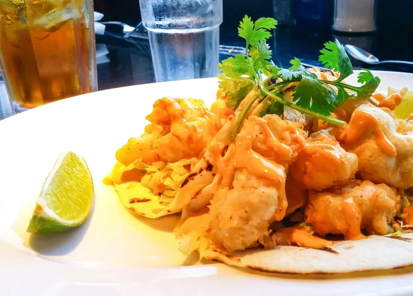 Tacos de pescado con cuña de lima —  Fotos de Stock