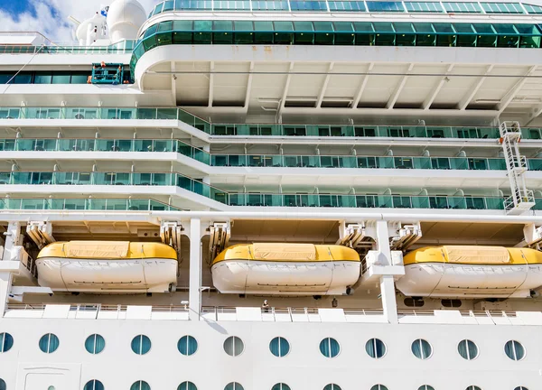 Trois bateaux de sauvetage sur un bateau de croisière — Photo