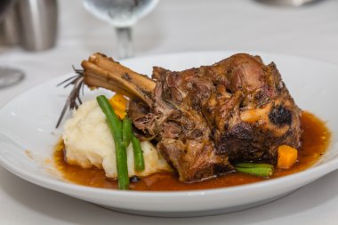 Patates püresi üzerine kuzu incik