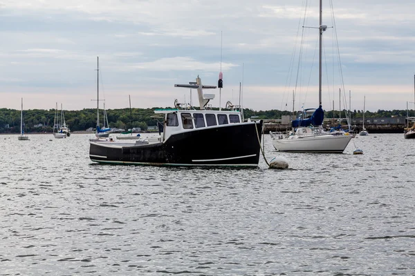 Zwarte boot in de haven van grijs — Stockfoto