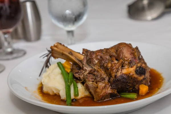 Veal Shank with Gravy and Potatoes — Stock Photo, Image