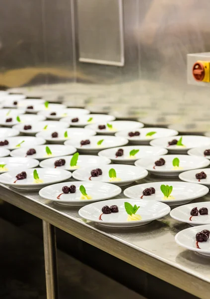 Garnituur op platen klaar voor Dessert — Stockfoto