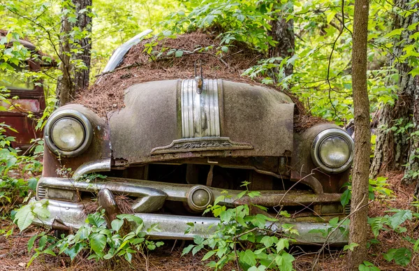 Lös stötfångaren på gamla Pontiac — Stockfoto