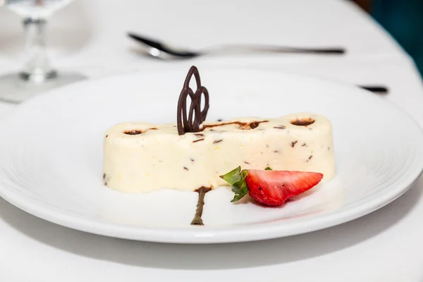 Vaniglia e Cioccolato Pasticceria con Fragola — Foto Stock
