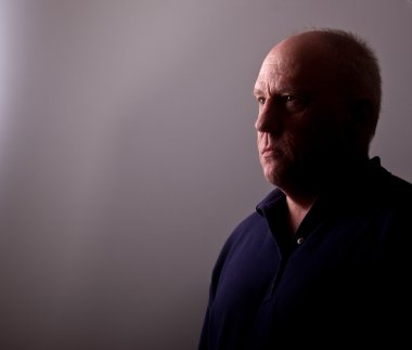 Pencere açık mavi tişörtlü büyük saçsız adam