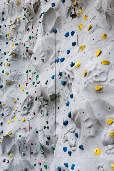 Mão e pé coloridos segura na parede de escalada — Fotografia de Stock