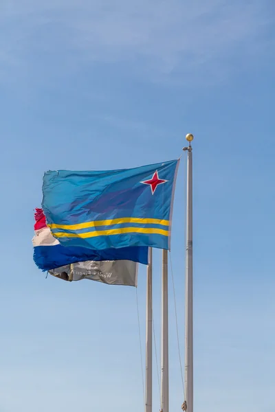 Σημαία της Αρούμπα στο κοντάρι σημαίας — Φωτογραφία Αρχείου