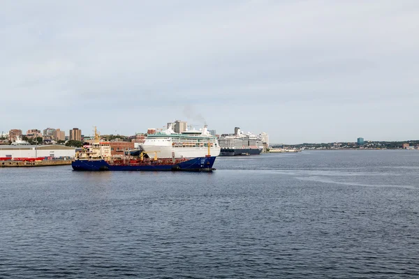 Dois navios de cruzeiro e cargueiro em Halifax — Fotografia de Stock